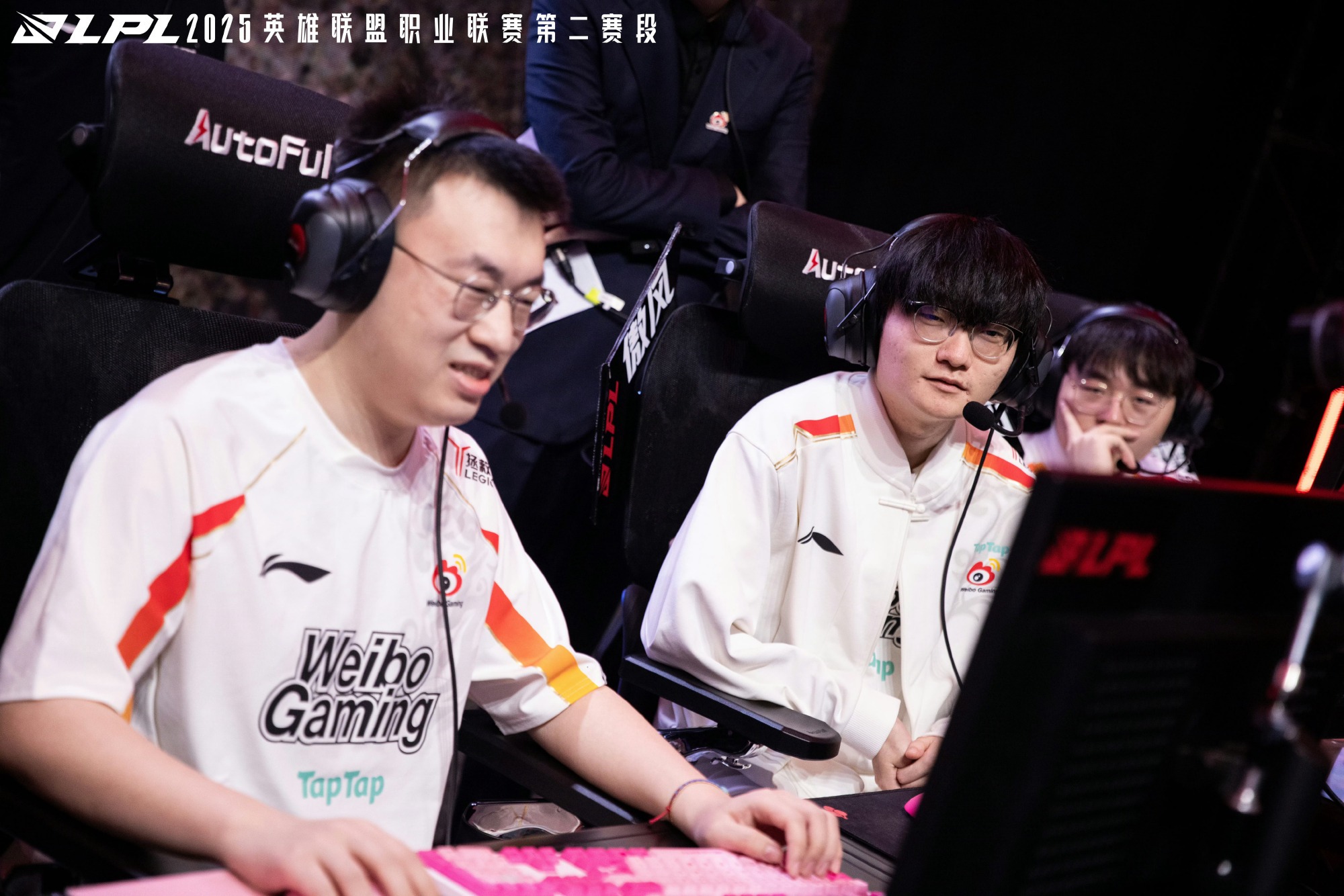 JDG险胜FNC,Xiaohu拿下关键大龙强强对话全球总决赛,点燃全场激情 JDG险胜FNC,Xiaohu拿下关键大龙强强对话全球总决赛,点燃全场激情